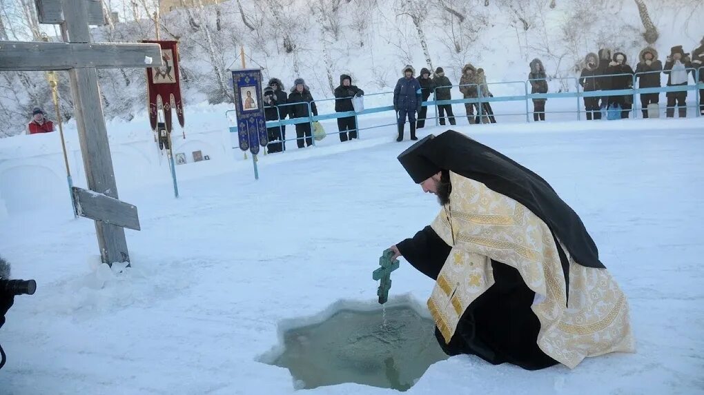 Где крещен пушкин. Троицкий храм поселок Измайлово купель. 19 Января в Омске купель. Крещенские купания. Крещение прорубь.