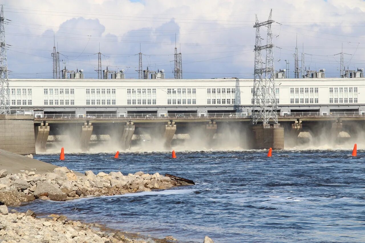 Уровень сброса воды. Гайва Пермь КАМГЭС. КАМГЭС Пермь сброс воды. Гидроэлектростанция Нижнекамская ГЭС. Воткинская ГЭС Кама.