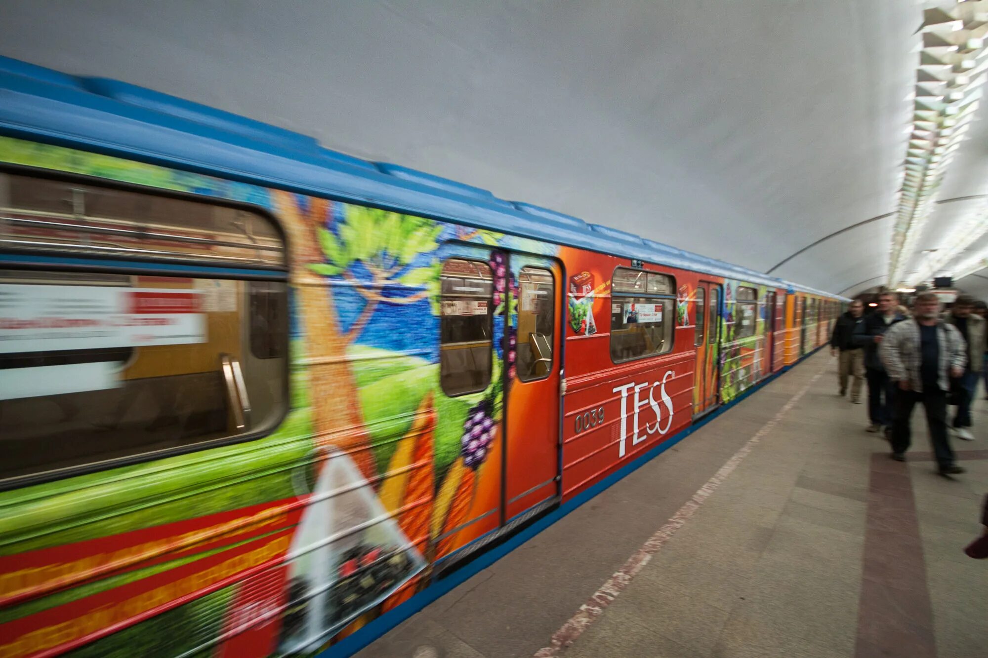 социальная реклама в вагонах метро. реклама вагонах. реклама в метро. стикеры в вагонах метро. реклама вагонах.