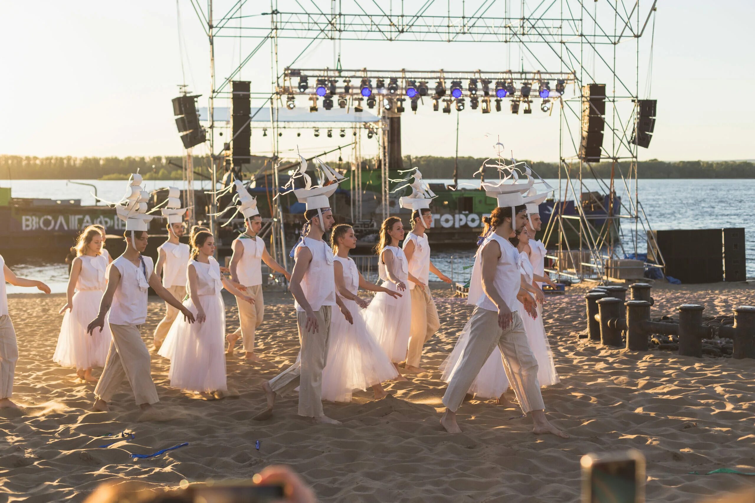 Театральный дворик фестиваль в россии. Фестиваль лета 2021. Клинмайфест 2022. Екатеринбург летом 2022. Уличный театр.