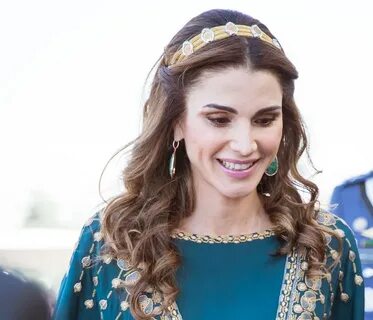 تسريحات شعر راقية ومميزة بأسلوب الملكة رانيا - مجلة هي 
