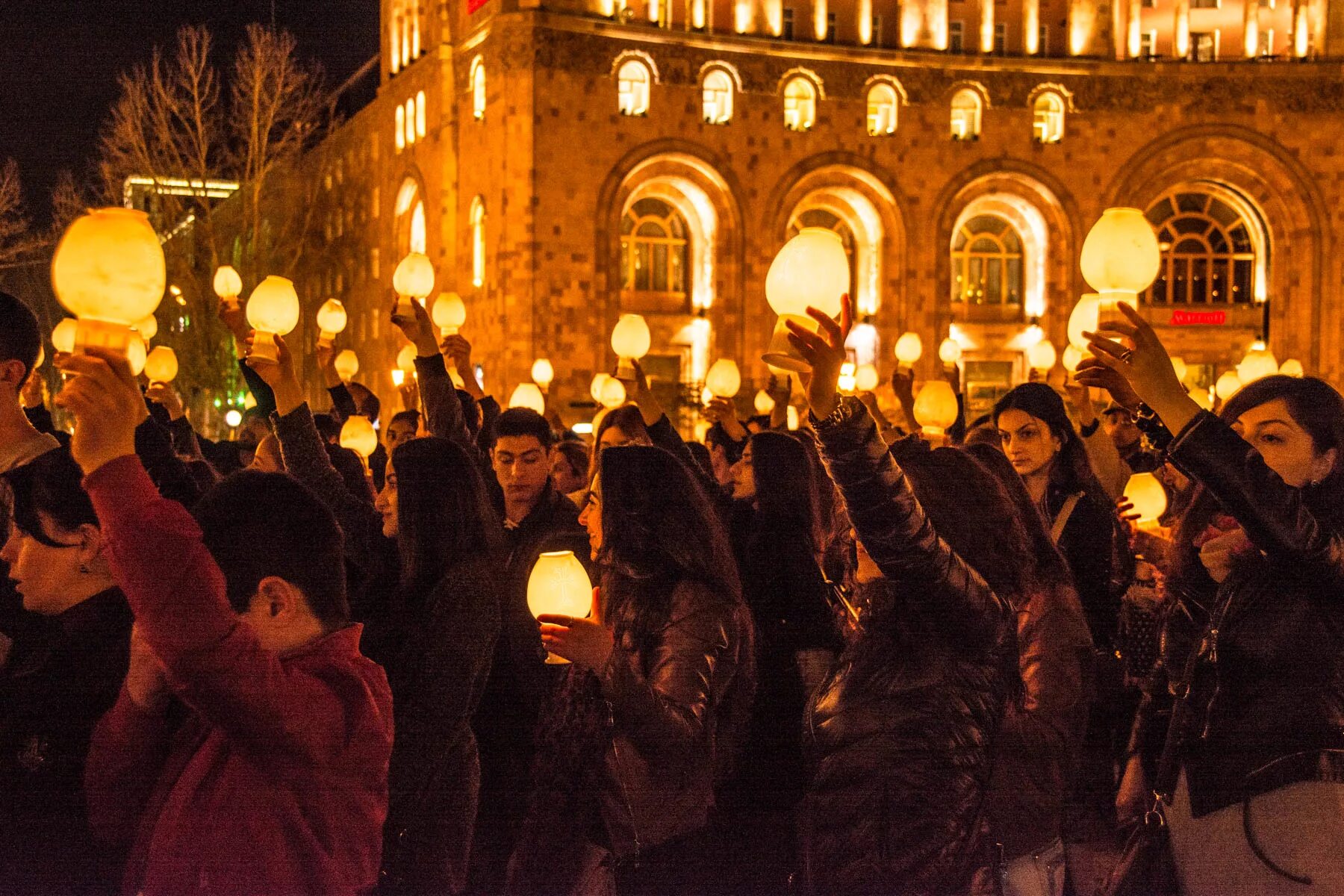 Когда армяне отмечают пасху. Пасха в Армении. Армяне отмечают Пасху. Пасха в Ереване. Пасха в армянской церкви.