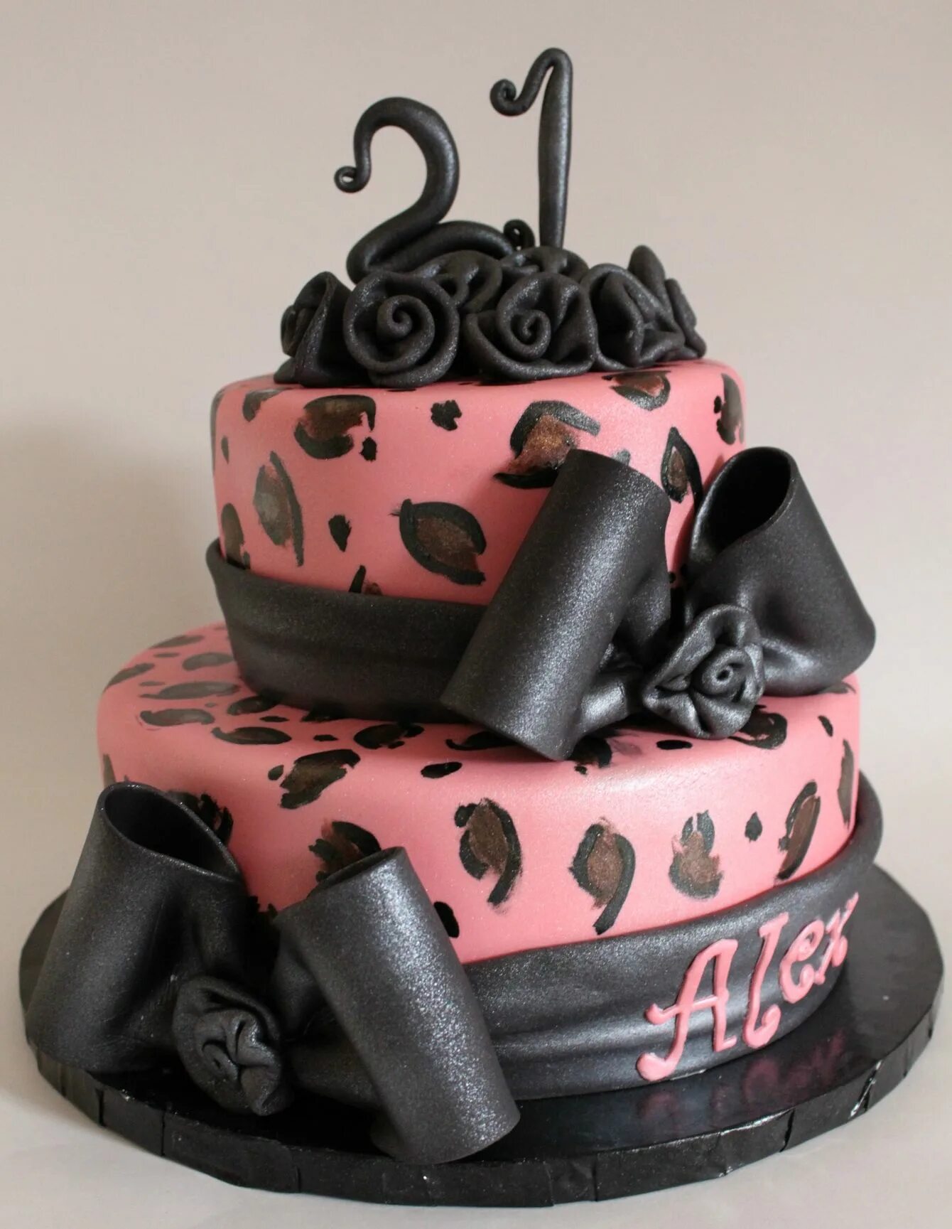 Торт девушке 22. Торт для девушки. Торт на день рождения девушке. Необычные торты на день рождения. Стильный торт для девушки.