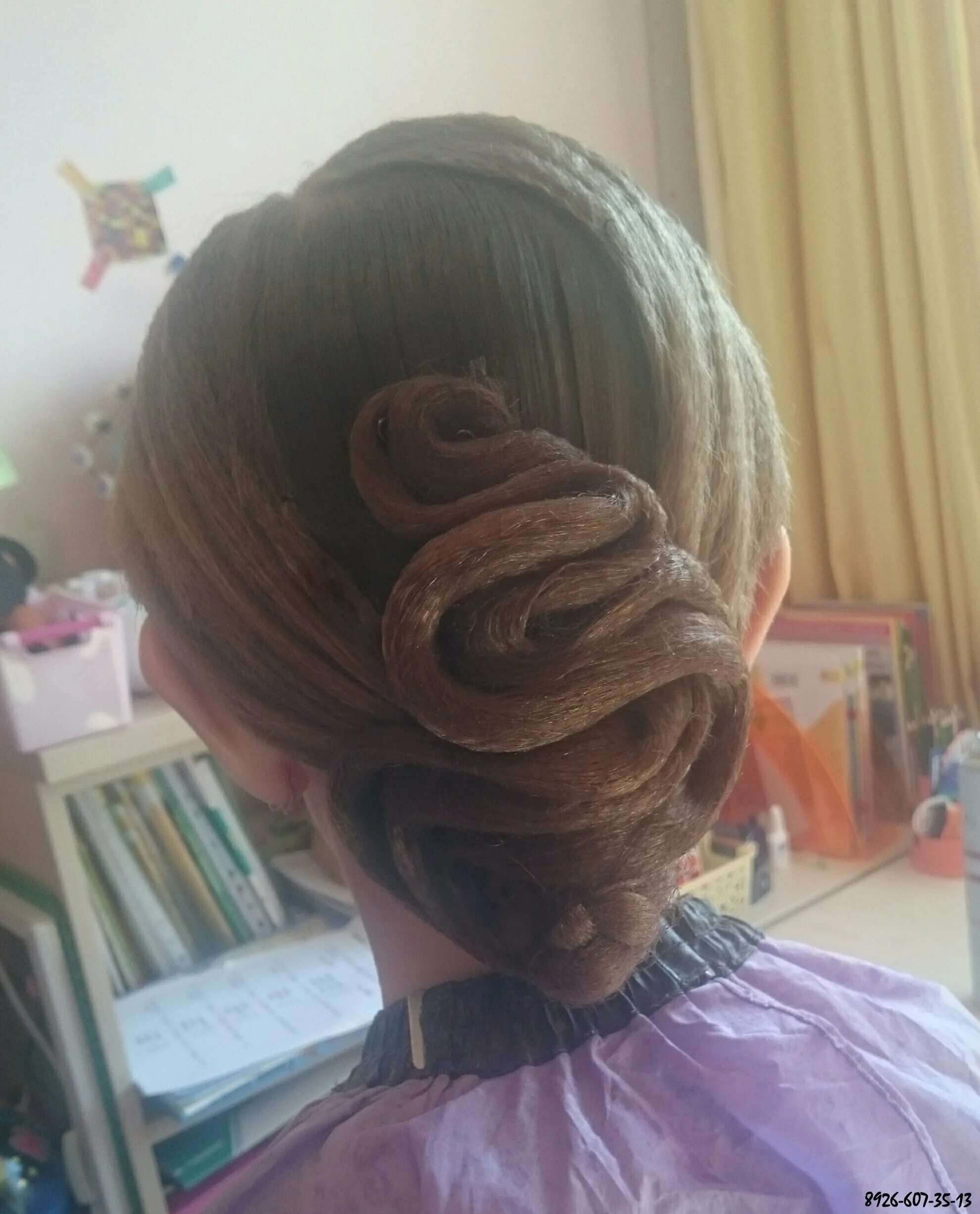 Прически с гофрированными волосами. Гофре для волос прически для детей. Гофре на волосах. Гофре для волос прически. Быстрые прически с гофре.