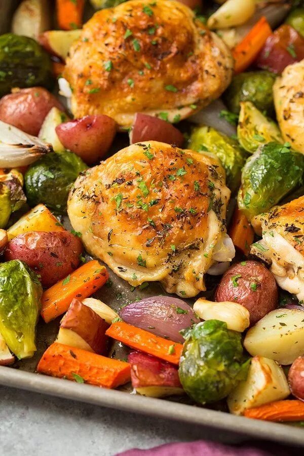 Бедрышки с овощами. Блюда из курицы. Бедра запеченные в духовке с овощами. Жареная курица с овощами. Жареная Курочка с овощами.