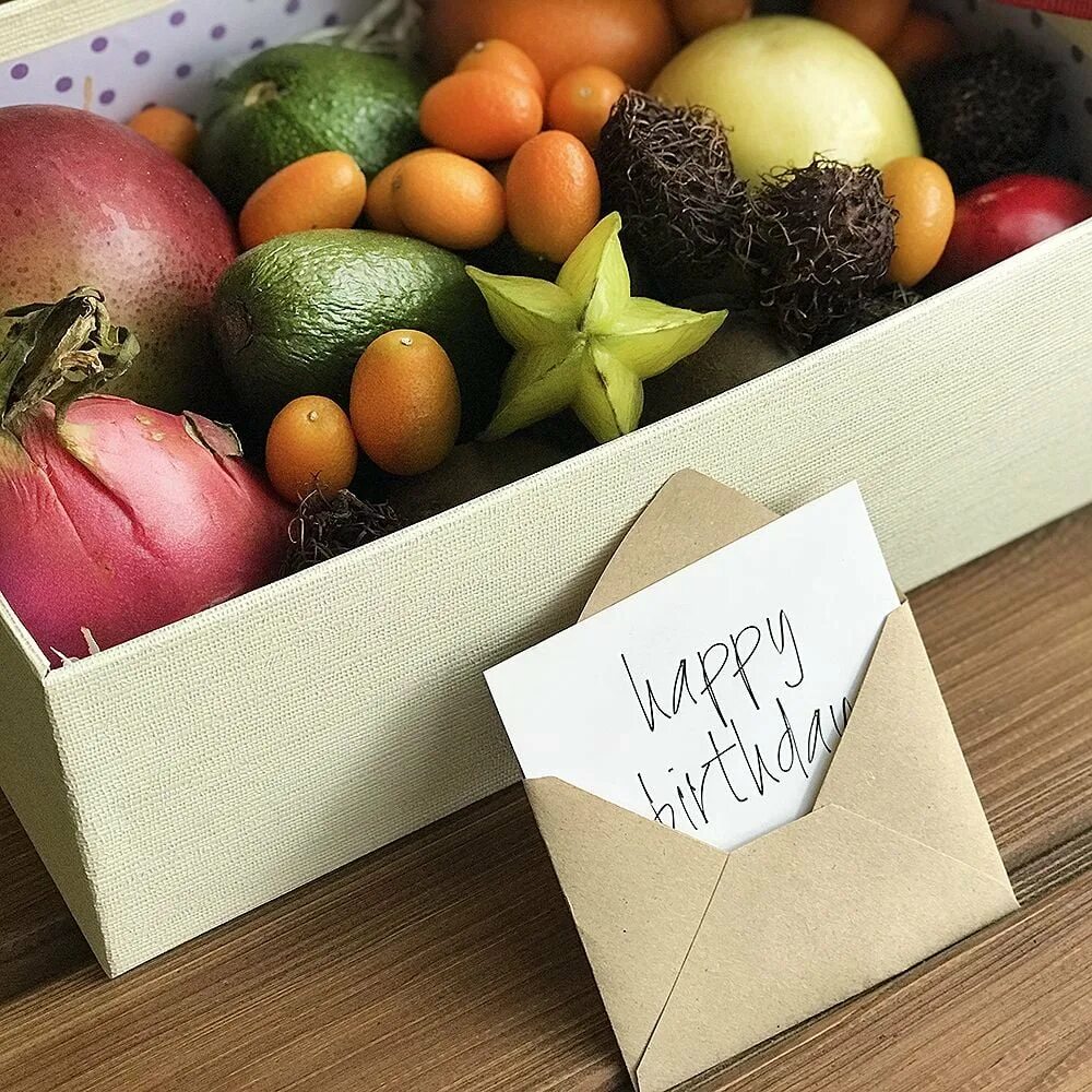 Коробка с фруктами. Подарочные коробки с фруктами. Коробка с фруктами в подарок. Фруктовый подарок в коробке.