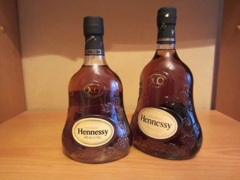 5 2009. Маленькая бутылка коньяка. Коньяк хеннесси хо. Коньяк. Коньяк на столе.