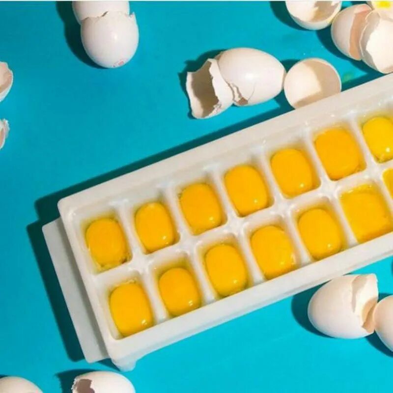 Можно заморозить желтки. Замороженные яйца. Замороженный желток. Форма для заморозки яиц. Лайфхах замороженные яйца.