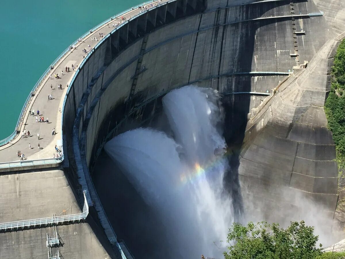 Непрерывный поток воды. Плотина Куробэ Япония. Прорыв плотины строящейся ГЭС "кыадат". Гидродинамические аварии с прорывом плотин. Плотина Монтичелло дыра славы.