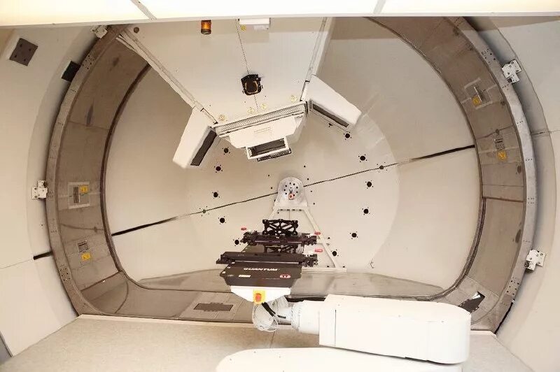 Мибс протонный центр. Протонный центр в санкт петербурге. Синхротрон протонная терапия hitachi. Протонная терапия мибс. Центр протонной терапии мибс санкт-петербург.