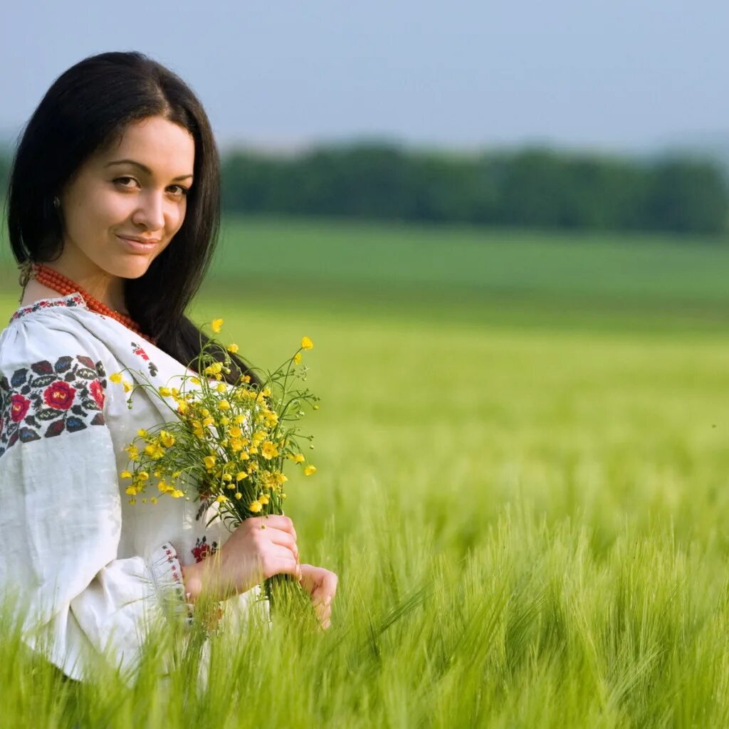 Молдаване женщины. Славянские девушки. Красивые девушки Украинки. Девушка в поле.