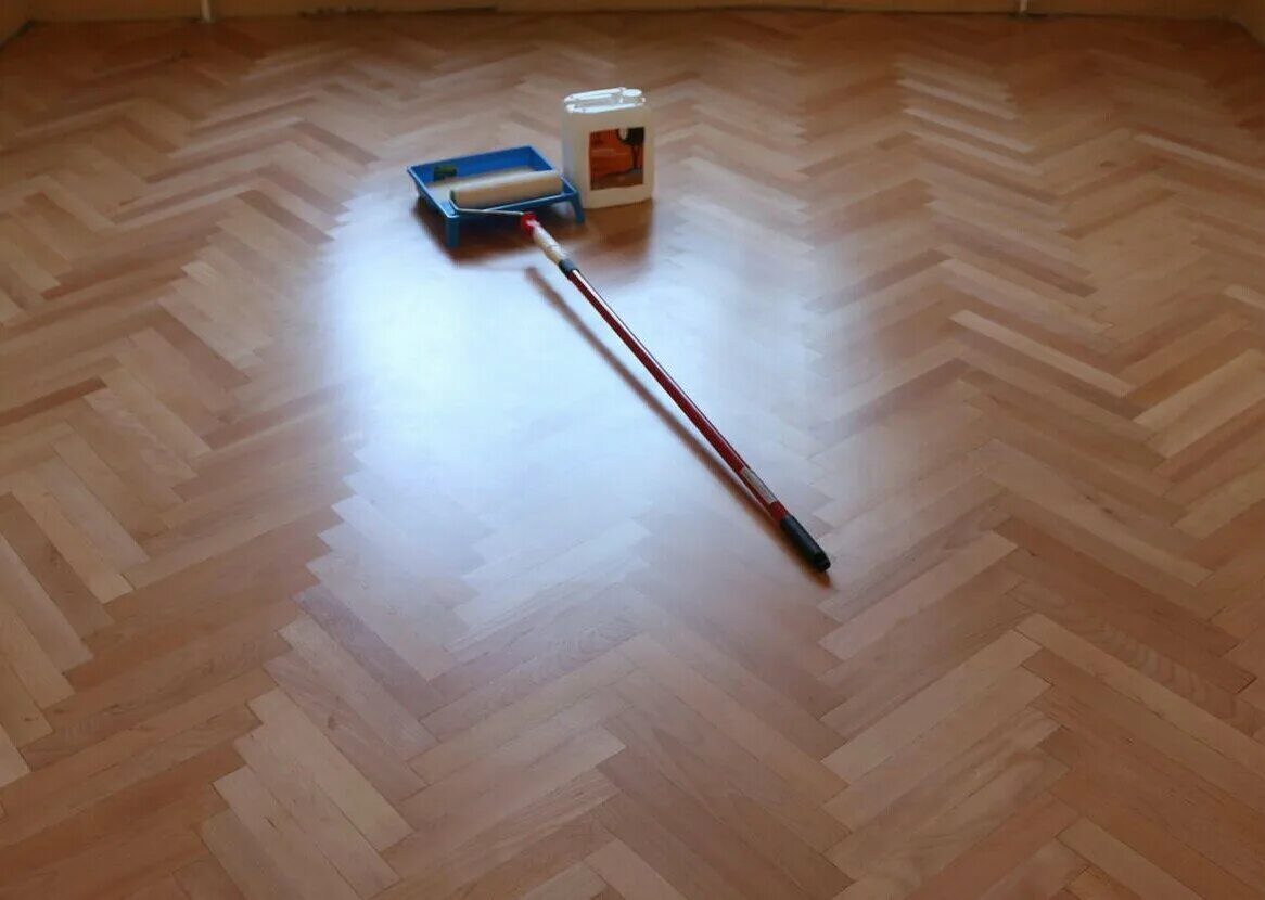 Покраска пола метр. Покрасить пол деревянный. Шлифовка и лакировка деревянного пола. Деревянный лакированный пол. Деревянный лакированный пол.