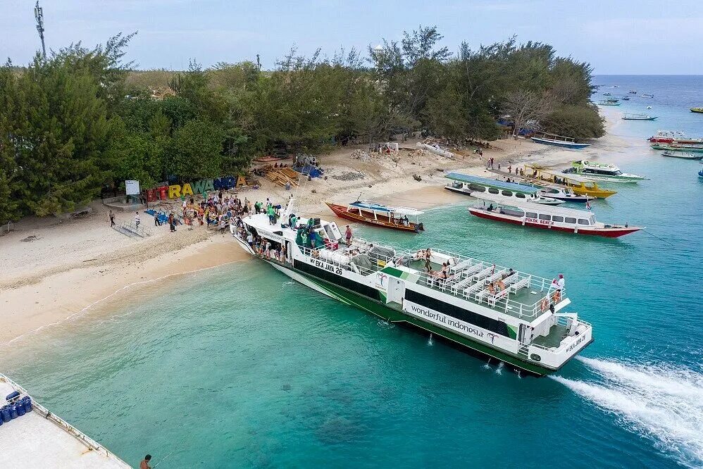 Гили паром. Гили паром. Fast boat golden queen bali. Лодки на бали. Гили паром.