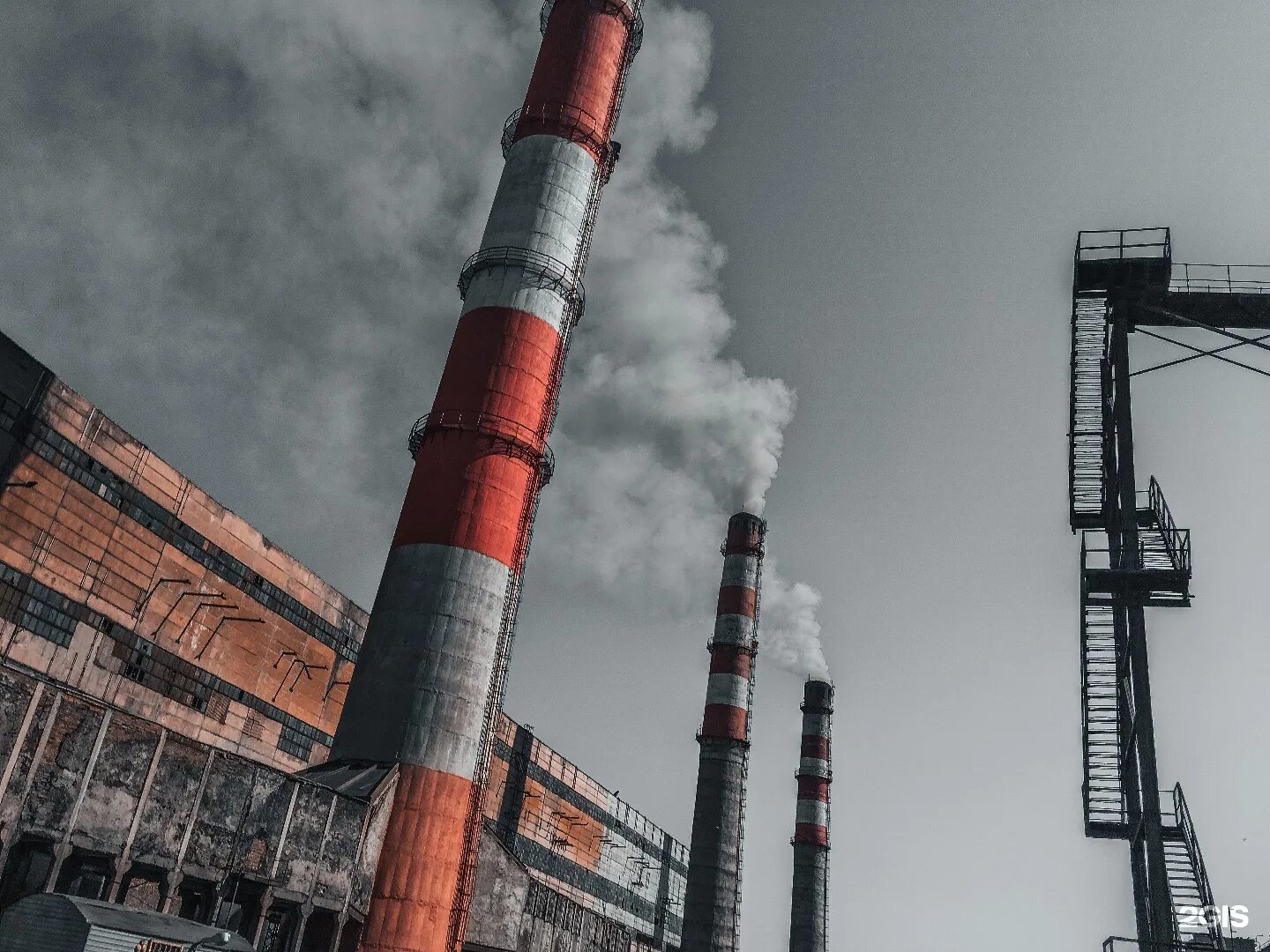 тэц вблизи. светящиеся трубы тэц. тэц россии. озеро тэц тэц 2 смоленск. градирня нкнх.