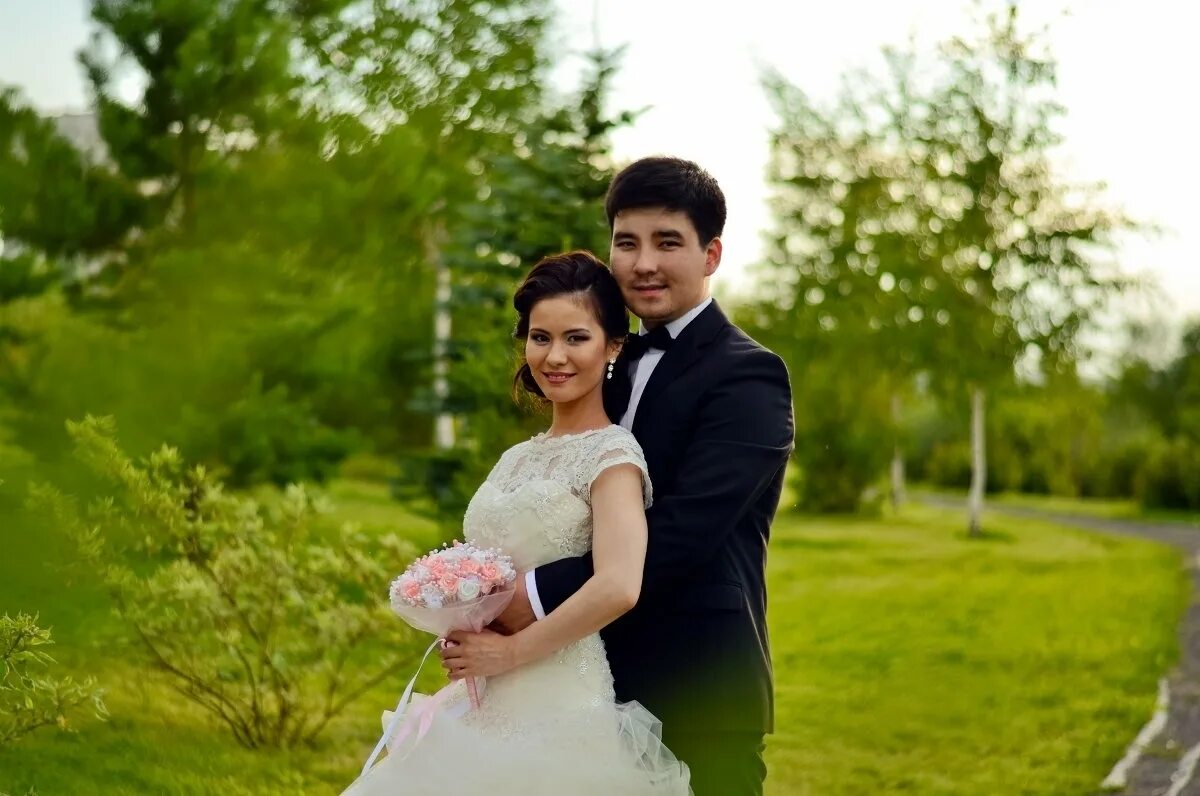 Пара казашек. Свадьба в Казахстане. Жених и невеста казахи. Фотосессия Свадебные казах. Казахская свадьба фотосет.