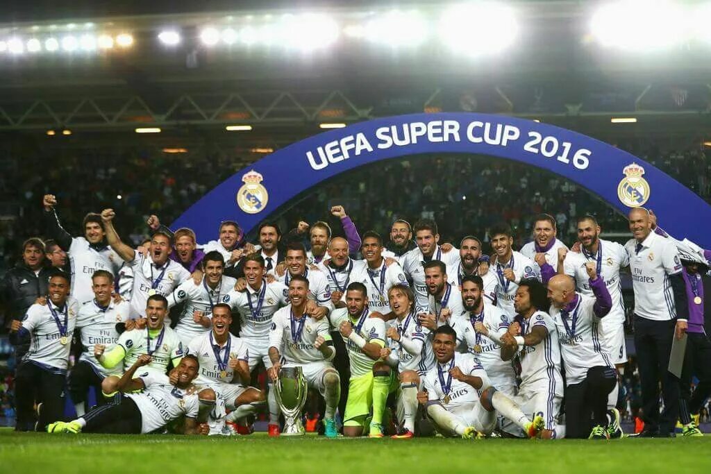 Ага супер. Реал Мадрид Суперкубок УЕФА. Реал Мадрид 2014 Суперкубок УЕФА. Реал Мадрид Севилья Суперкубок УЕФА. Кубок Суперкубок УЕФА.