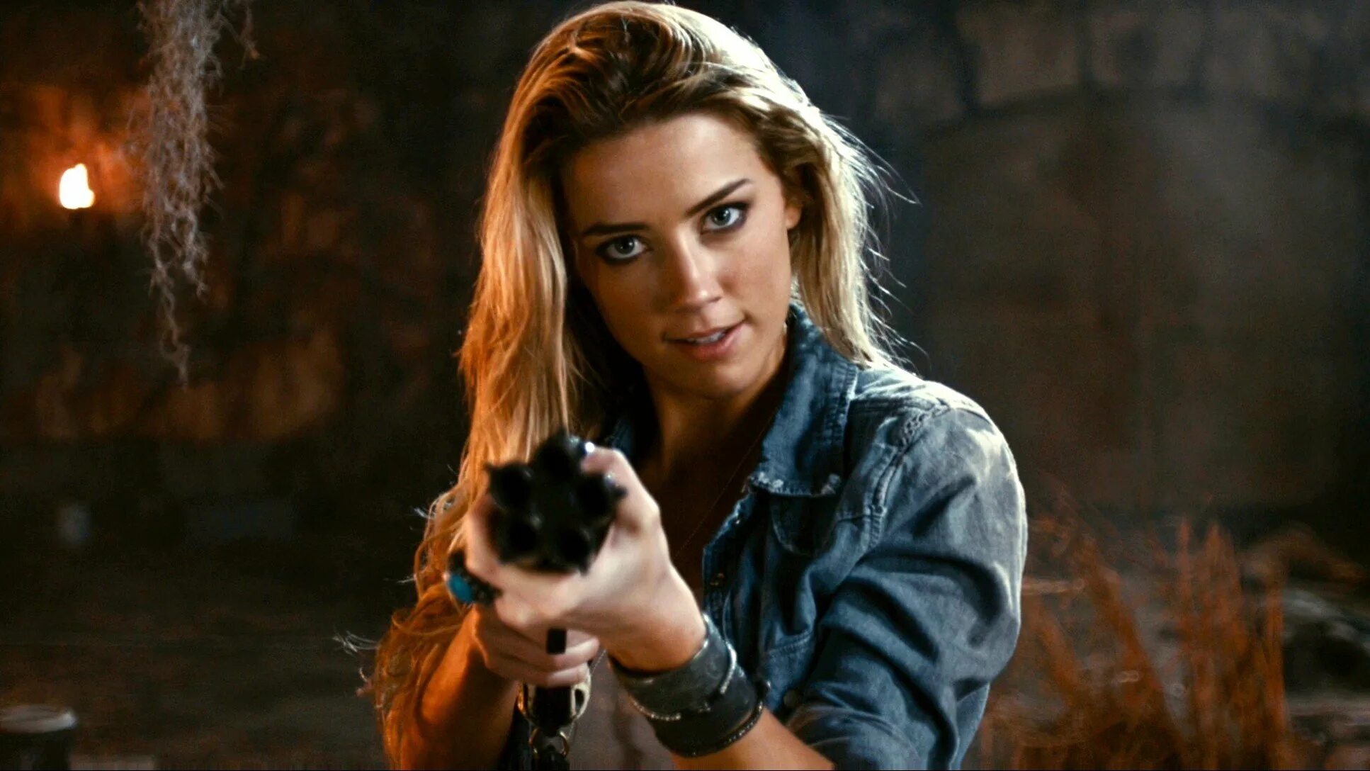 Никита сериал 1997. Черно белая женщина. Женщина с мужским характером. Она девушка с характером. Девушка.