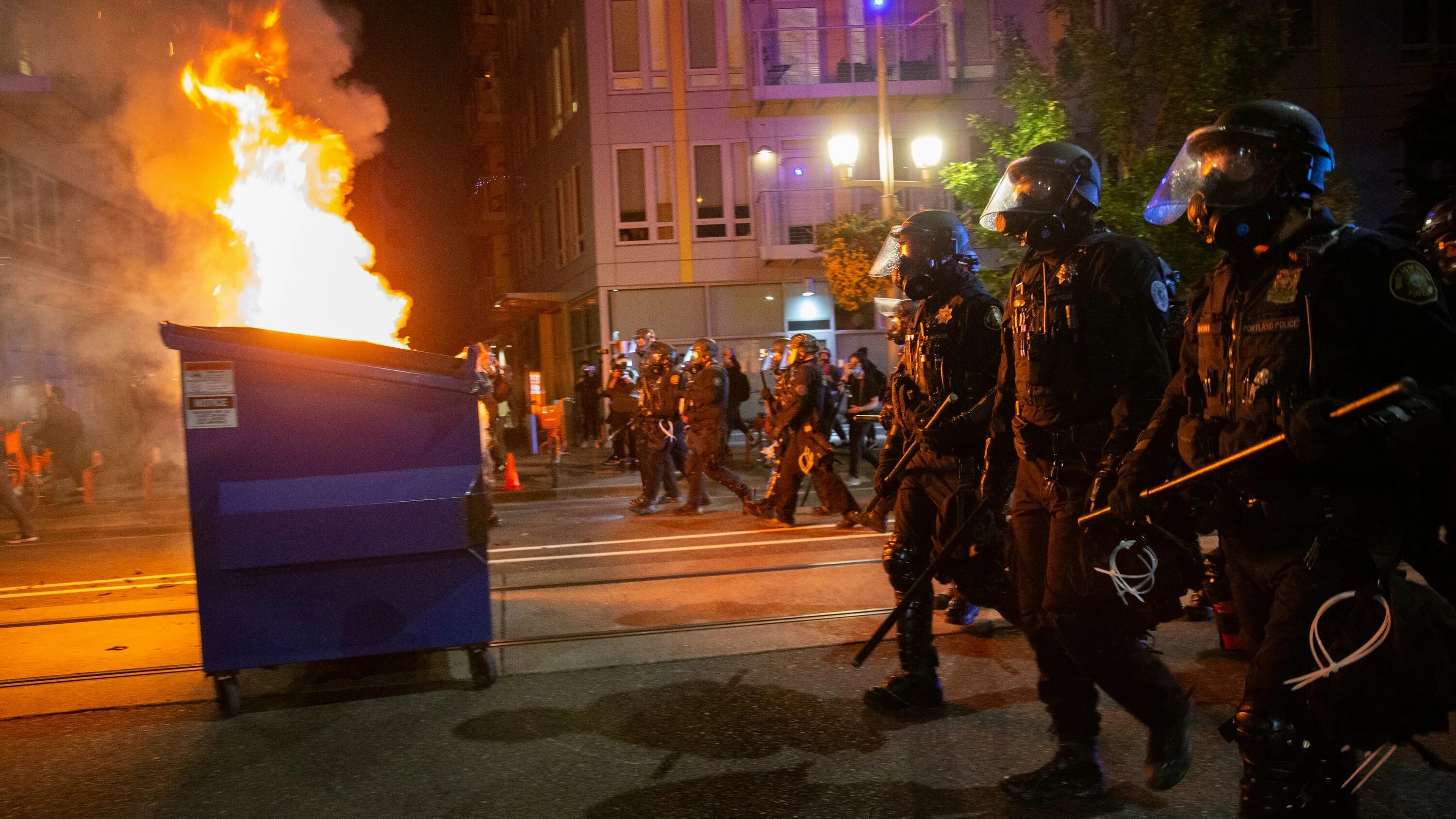 Массовые беспорядки общественная. Протесты Blm в США Portland. Portland Riot Police. Общественные беспорядки.