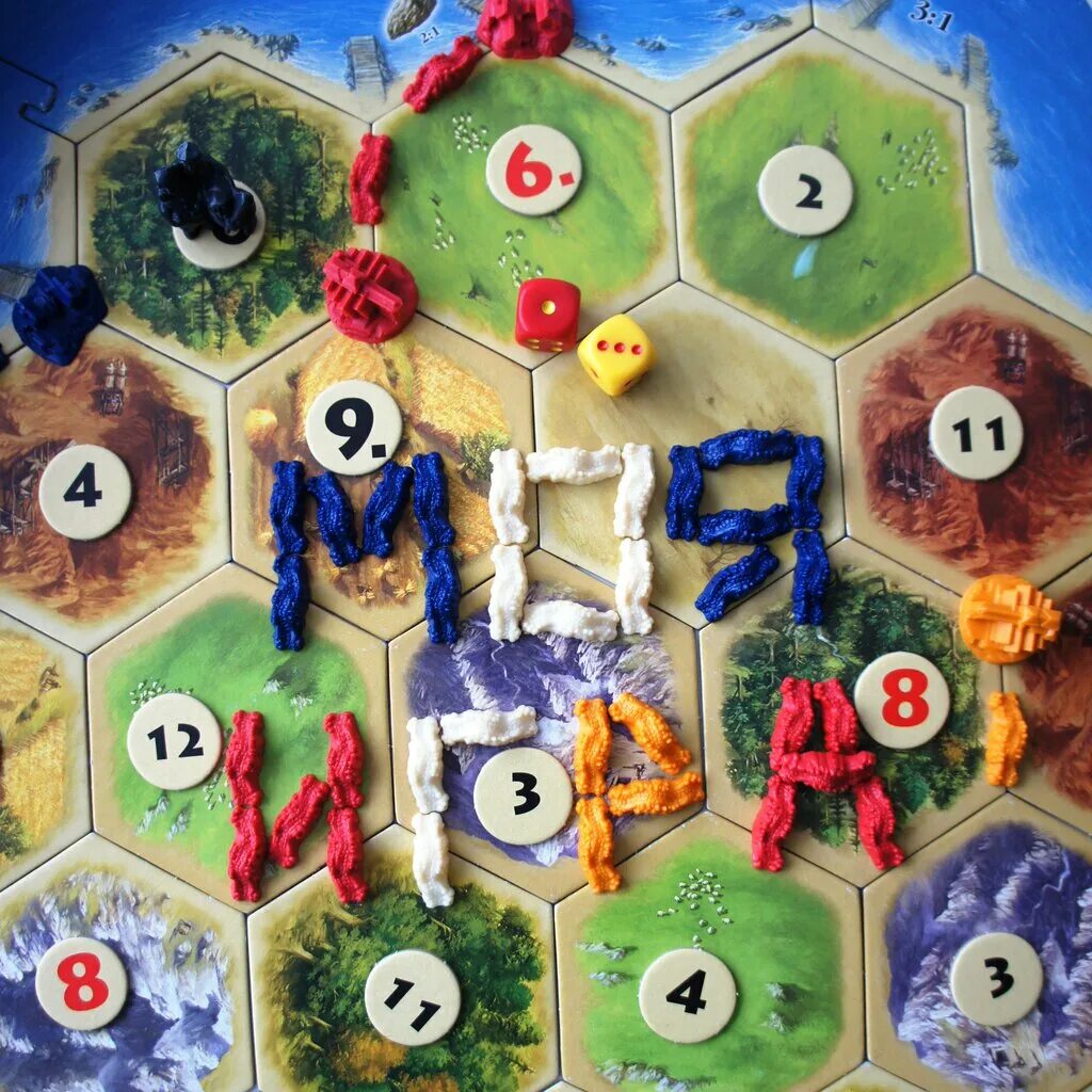 настольная игра биплант эрудит. настольная игра интеллект. игра лас играс. игроки в настольные игры. черные фишки.