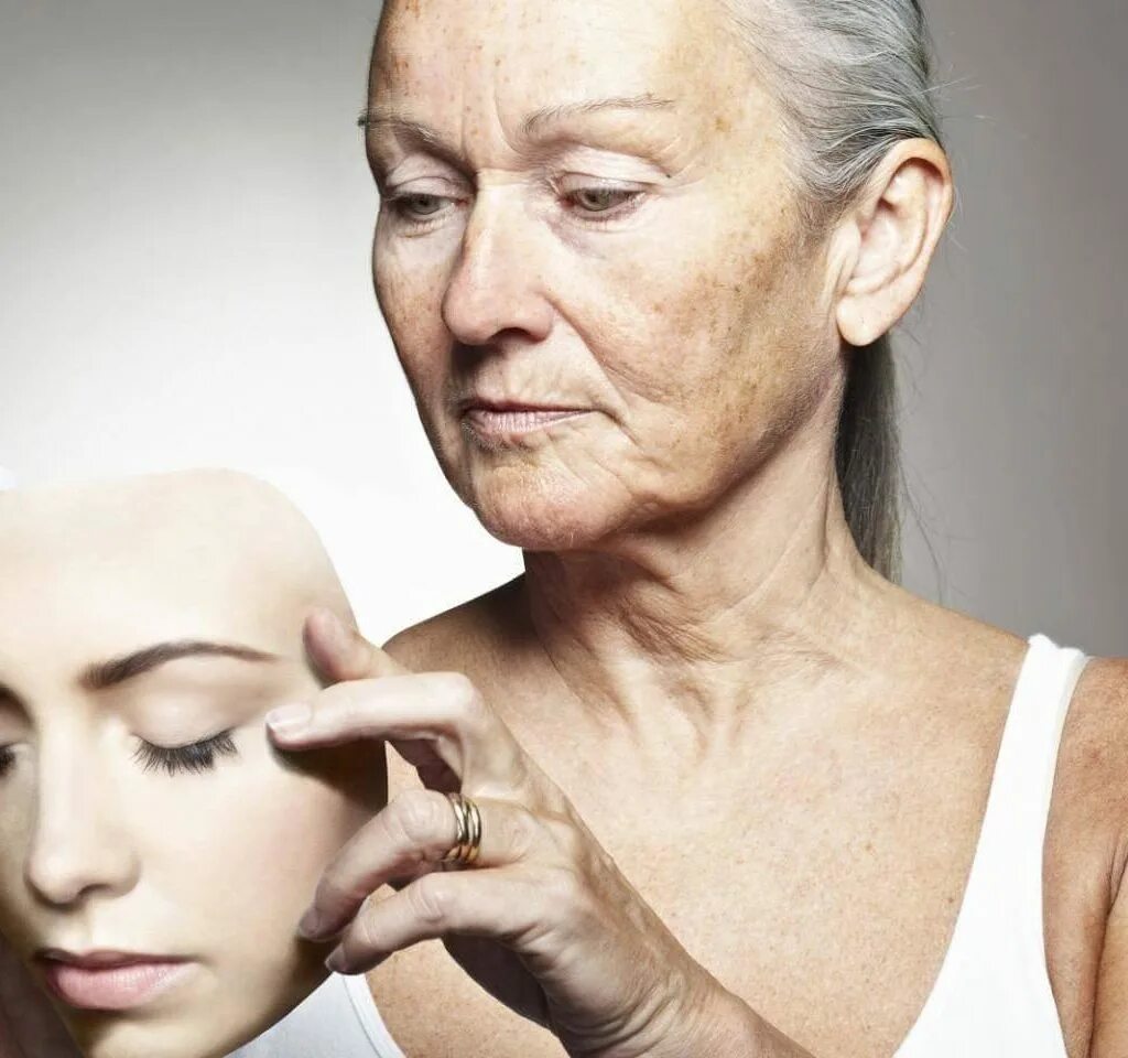 Старение кожи. Омоложение лица. Маска. Омоложение человека. Морщины на лице.
