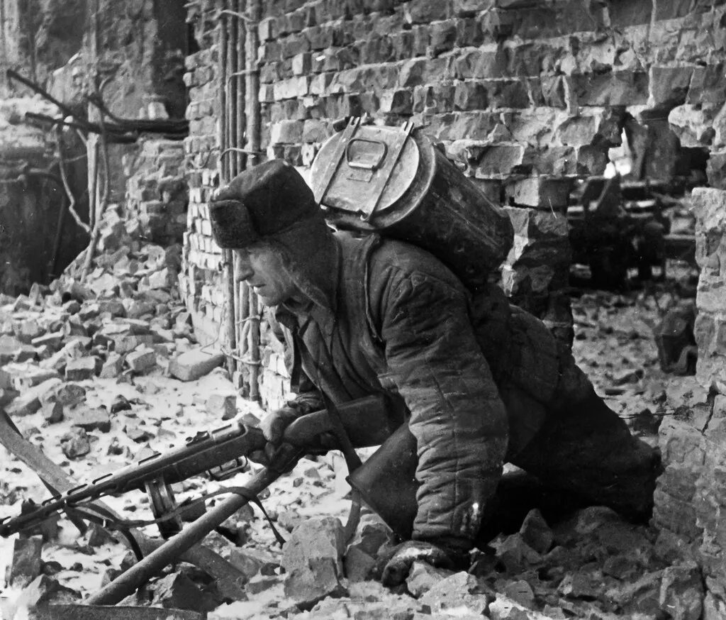 Советские бойцы в сталинграде. Сталинградская битва 1942. битва за сталинград 1942. советские солдаты в сталинграде 1942. солдат ркка сталинград 1942.
