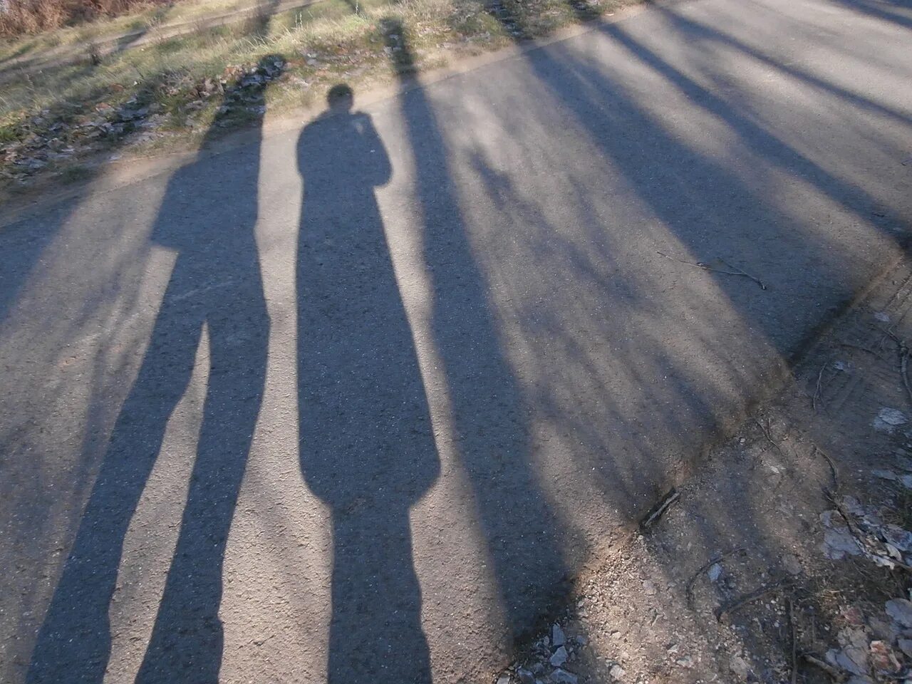 Если бы не тень. В тени человека. тень на асфальте. тень человека на земле. тень человека на асфальте.