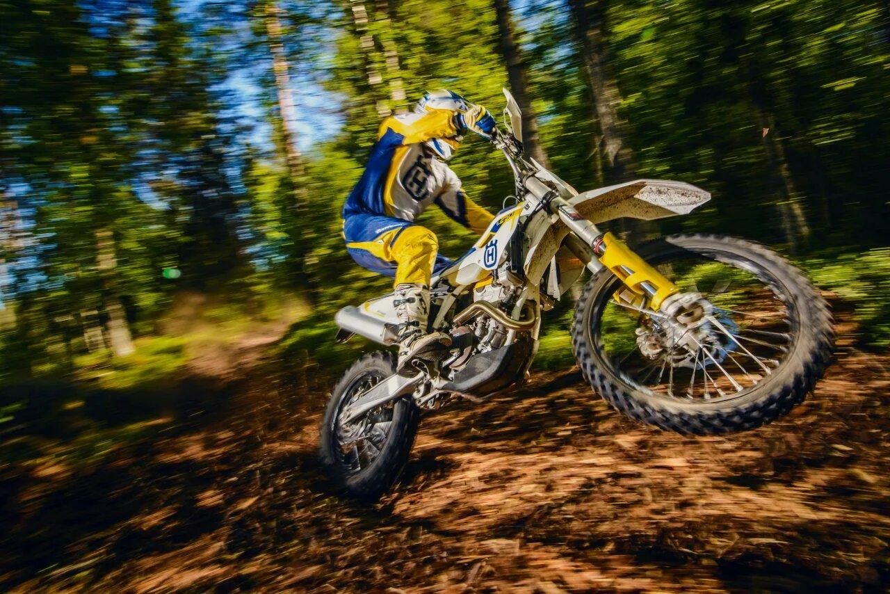 Husqvarna мотоциклы эндуро кросс. Мотоцикл Хускварна Лесной. Хускварна питбайк. Хускварна мотоцикл кросс 250 эндуро.