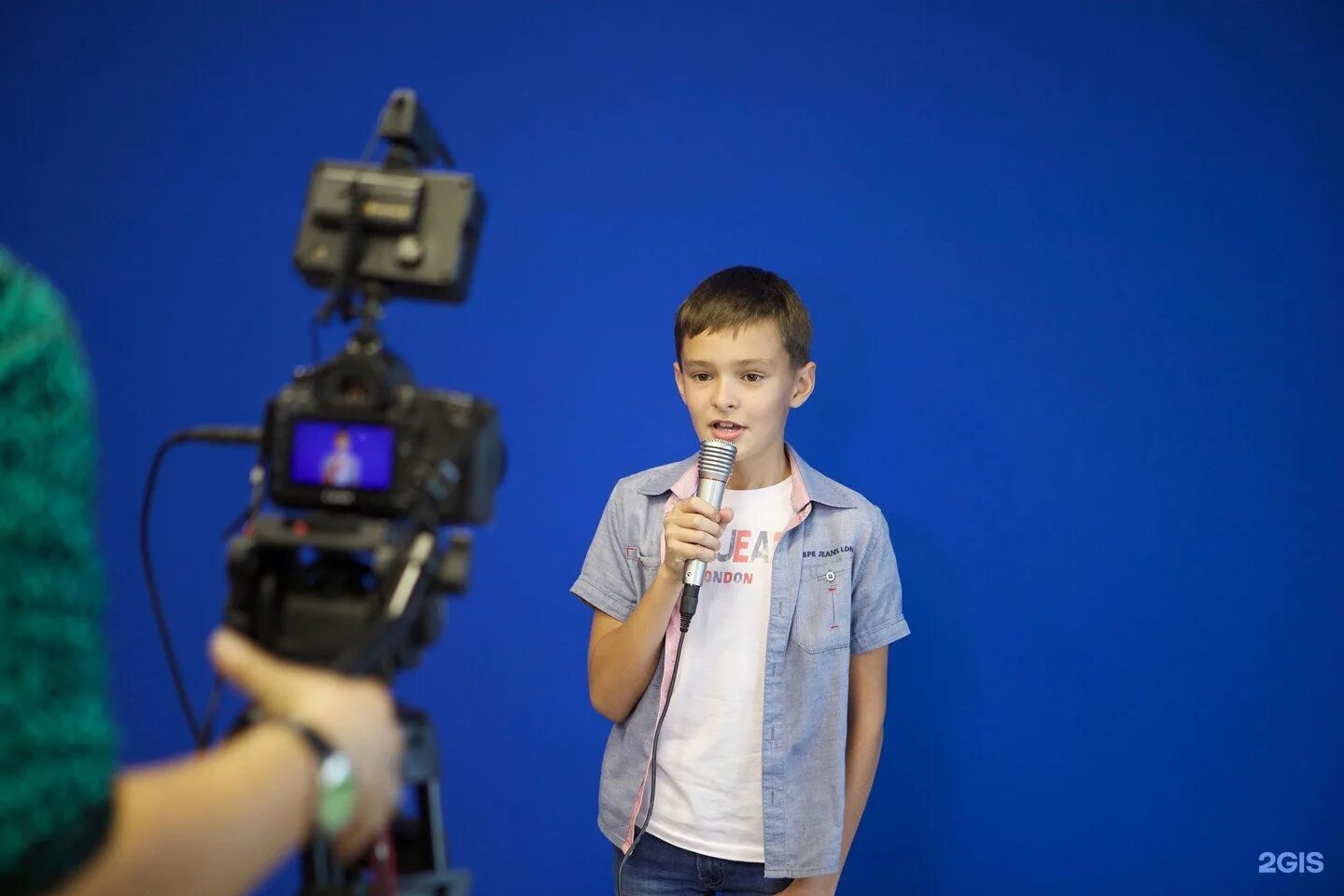 телестудия для детей. человек с микрофоном. детские подкасты. матвей лапшин 11 лет. диктор детский.