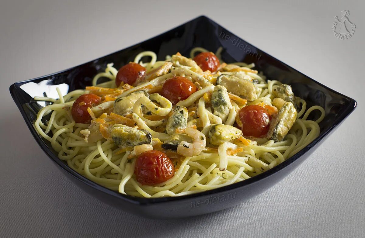 Паста с морепродуктами в сливочном сыре. Спагетти дары моря. Паста с морепродуктами. Спагетти с морепродуктами. Итальянская паста с морепродуктами.