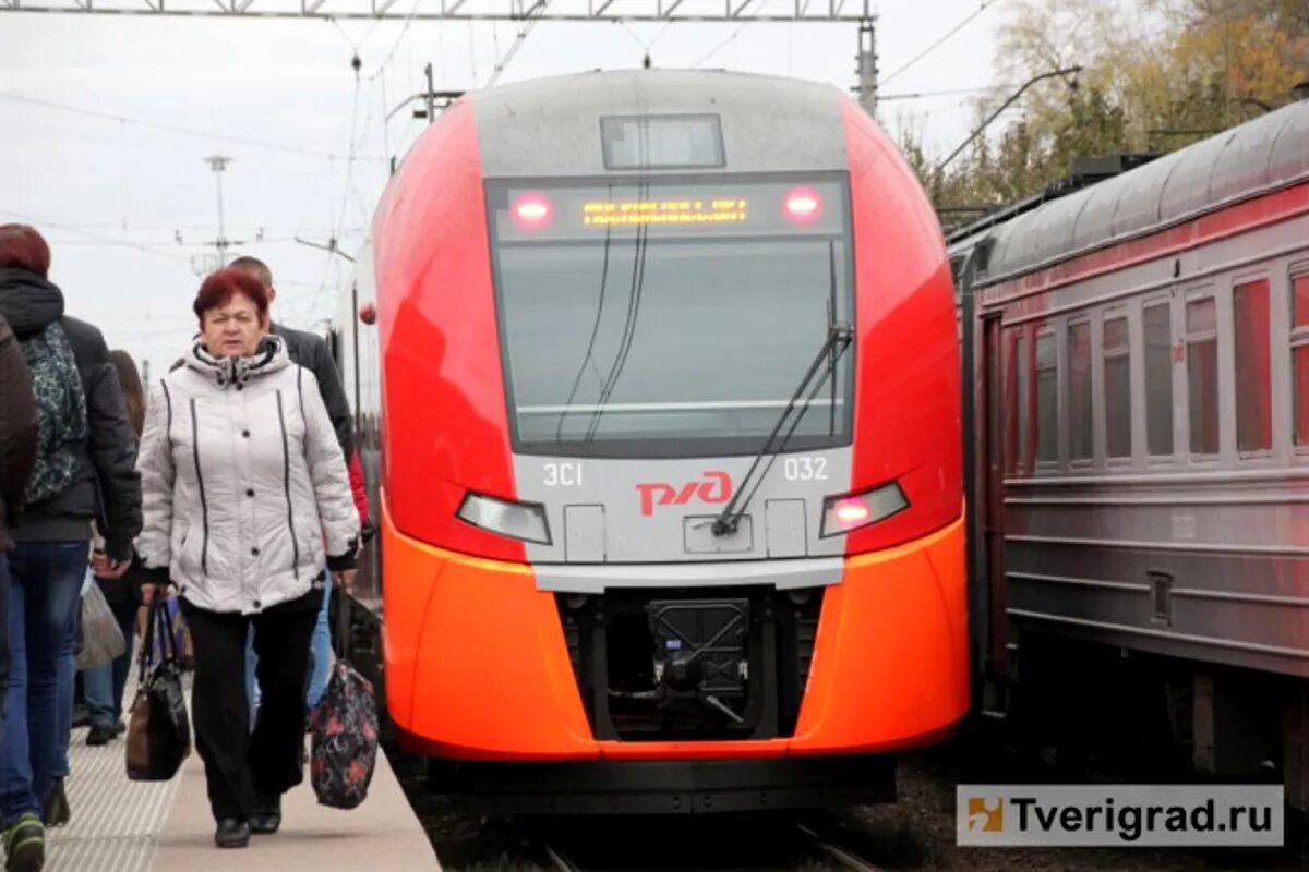 Электричка тверь бологое на сегодня. Станция Редкино Ласточка. Ласточка поезд Тверь. Поезд Ласточка Тверь Москва. Ласточка Бологое Тверь.