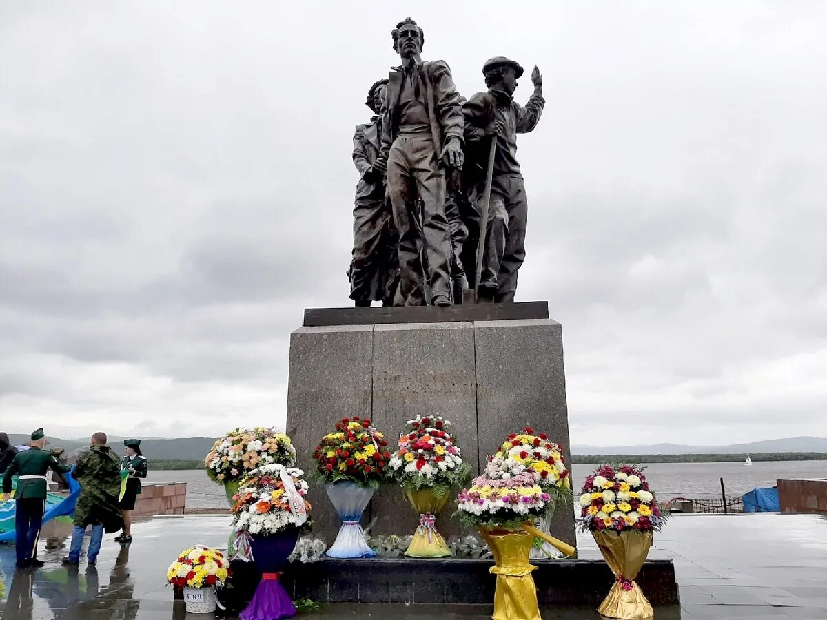 Сколько лет комсомольску на амуре. Памятник первостроителям Комсомольск-на-Амуре. Памятник первостроителям города Комсомольска на Амуре. С днем города Комсомольск на Амуре. День рождения города Комсомольска на Амуре.