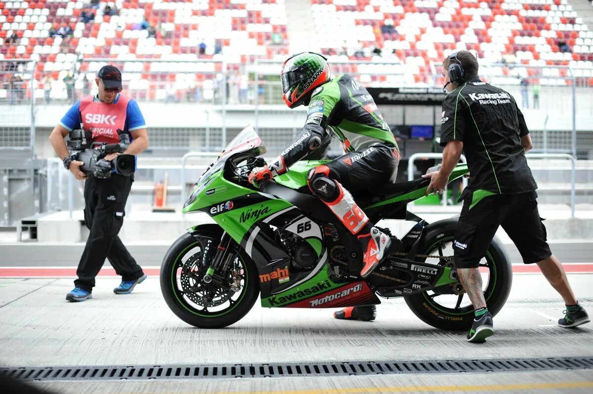 Racing uk. Кавасаки Расинг. Гонка Kawasaki из тукадий. Будкин Кавасаки. Sykes Racing.