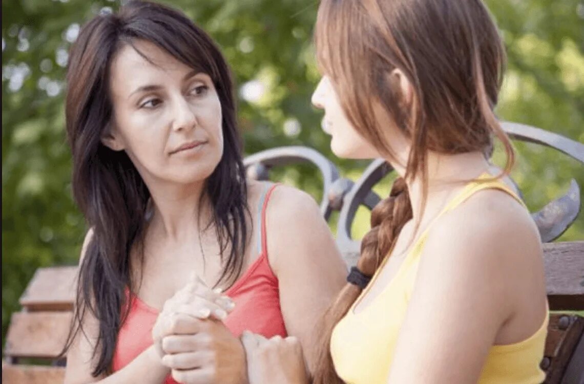 Moms teaching daughter. Ссора с сестрой. Daughter Smoke. Mother learns daughter how to Smoke. Smoking daughter with parents.