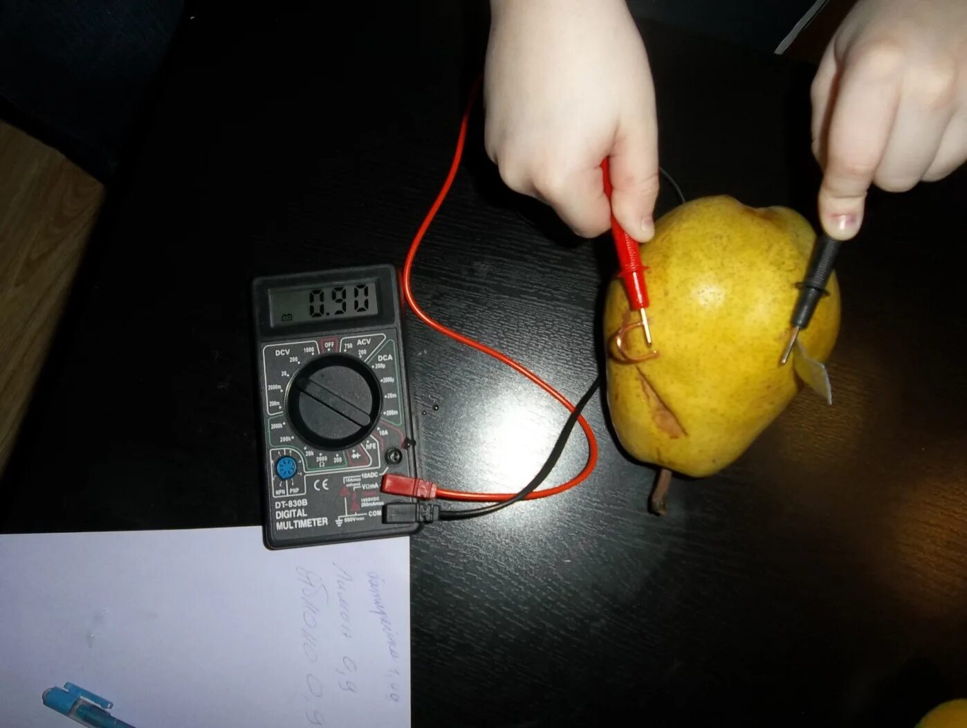 Гальванический элемент с лимоном. Источник тока из лимона. Электричество из Лимонов. Батарейка из яблока. Фруктовые батарейки