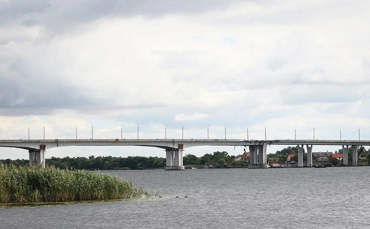 Антоновский мост херсон. Антоновский мост херсон. Антоновский железнодорожный мост херсон. Новая каховка северо крымский канал. Мост канал херсон.