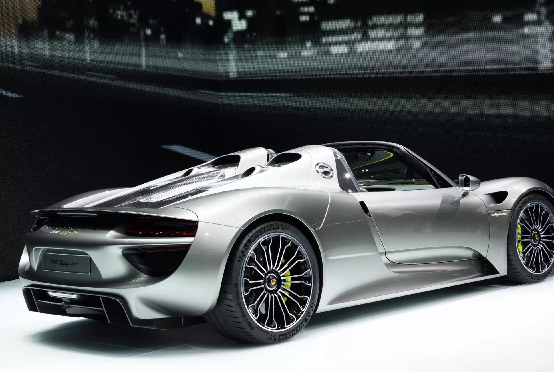 Porsche 918 цены. Porsche 918. Porshe 918 Spyder. Porsche Spyder 918 Price. Порше Спайдер 918 цвета.