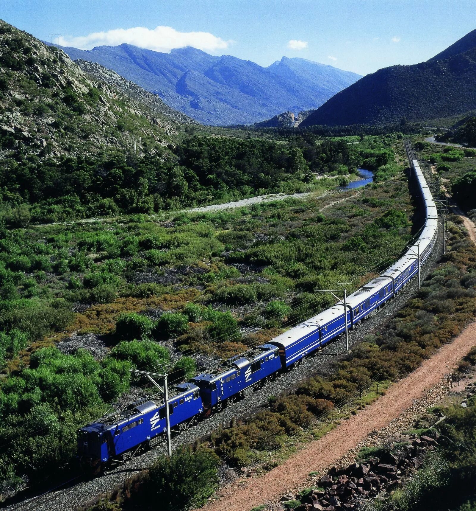 Железные дороги африки. Поезд «Blue Train» («голубой поезд»). Поезд Blue Train Африка. Блю трейн поезд ЮАР. Rail Train железная дорога.