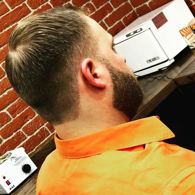 Барбершоп балашиха barbarossa. Руки парикмахера с ножницами. Гарс барбершоп зеленоград. Площадка ижевск барбершоп удмуртская. Барбершоп 38.