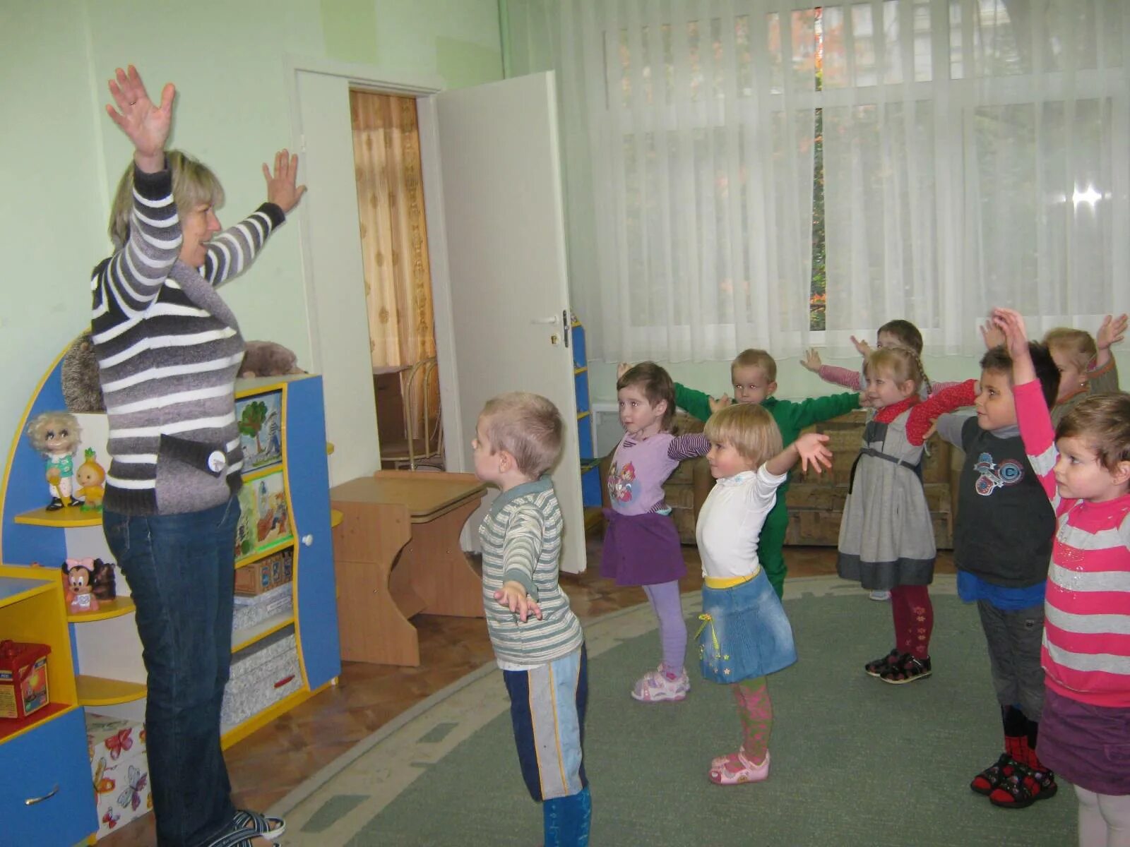 Первая половина дня в младшей группе. Режимные моменты в садике. Режимные моменты в ДОУ. Дети в режимных моментах в детском саду. Фотосессия в детском саду в группе.