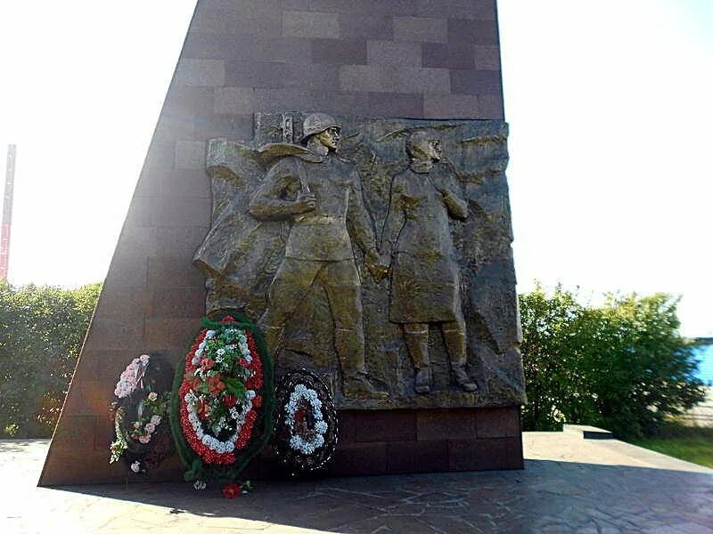 Памятник жертвам великой отечественной войны. Памятник портовикам Мурманск. Монумент погибшим портовикам Мурманск. Мурманск памятник портовикам погибшим в годы войны. Памятник Обелиск портовикам Мурманск.