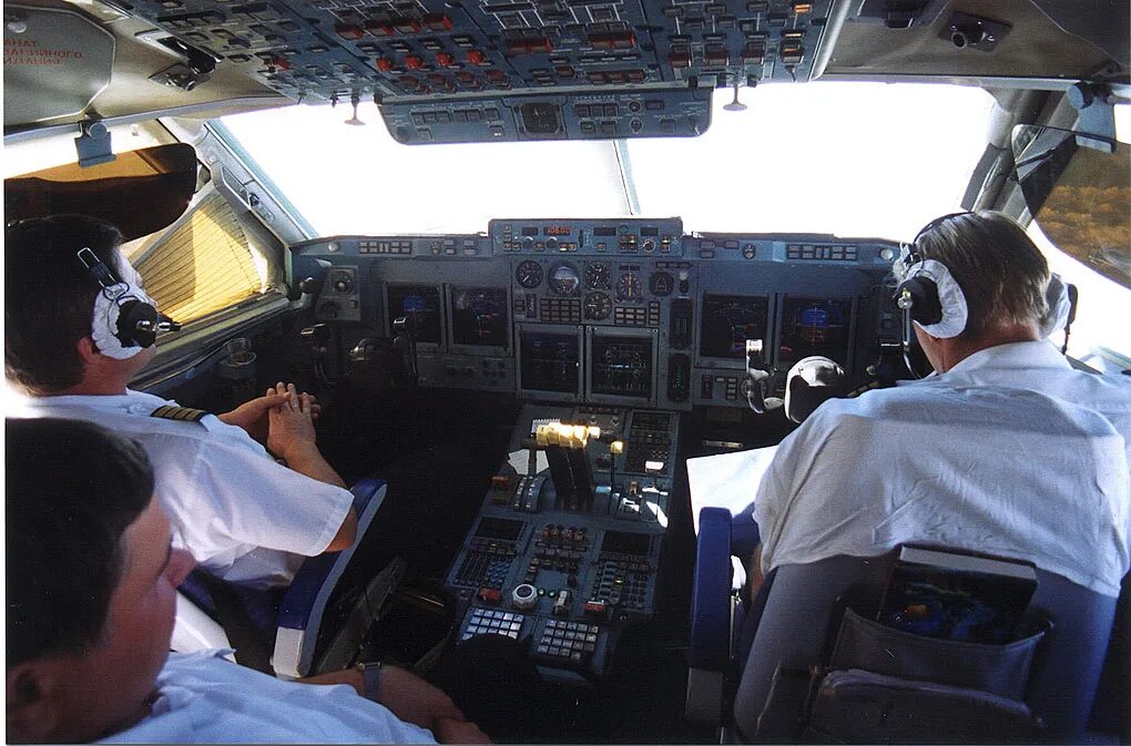 ил-76 кабина штурмана. курсант летчик ил 76. вта. кабина бортинженера ил 76. кабина самолета ил 76 мд.