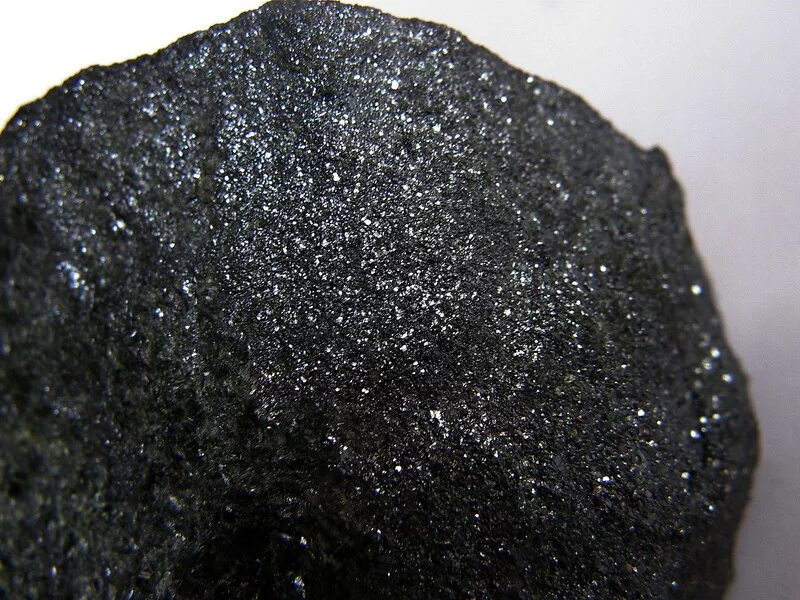 Черная кристаллическая порода. Черный авантюрин минерал. Авантюрин (кварц зелёный празем). Авантюрин самородок. Авантюрин с мусковитом.