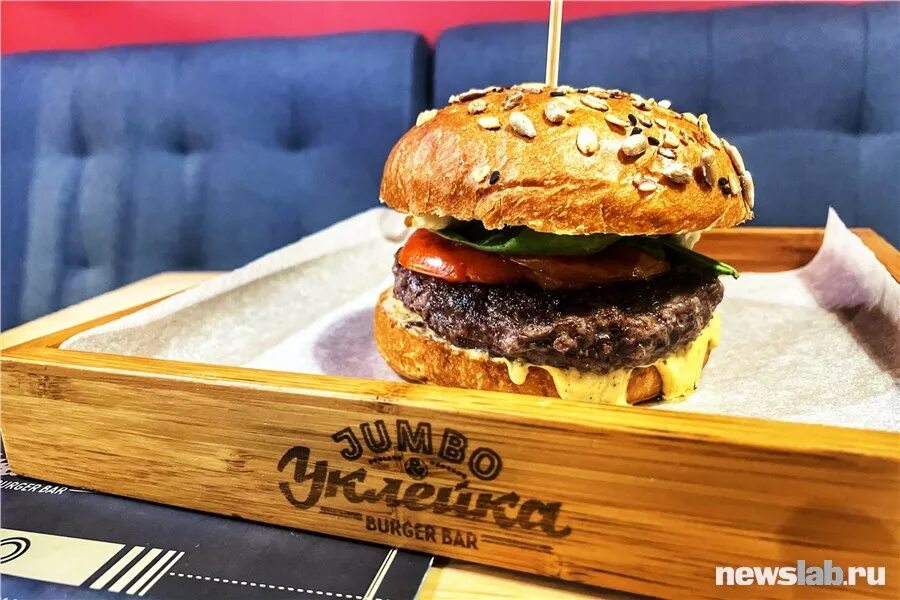 Magic burger. Булки для бургеров американские. Мэджик бургер Красноярск. Бургерная Красноярск. Бургер с пищевым золотом.