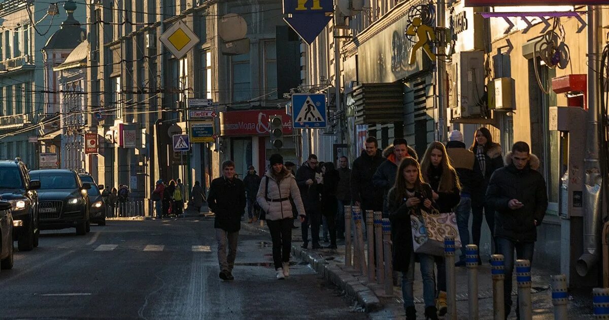 Сколько на улице то. Люди на улице. Люди в городе. Городская улица с людьми. Люди на улице города.