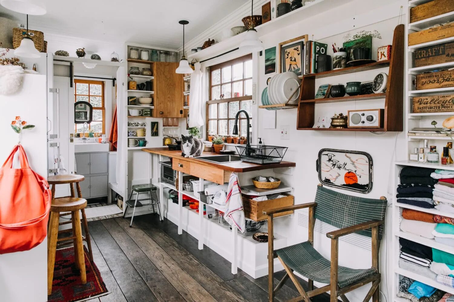 Our house a kitchen. Tiny House Kitchen. Уютная кухня семья. Tiny Kitchen. Small ordinary real Kitchen House -food.