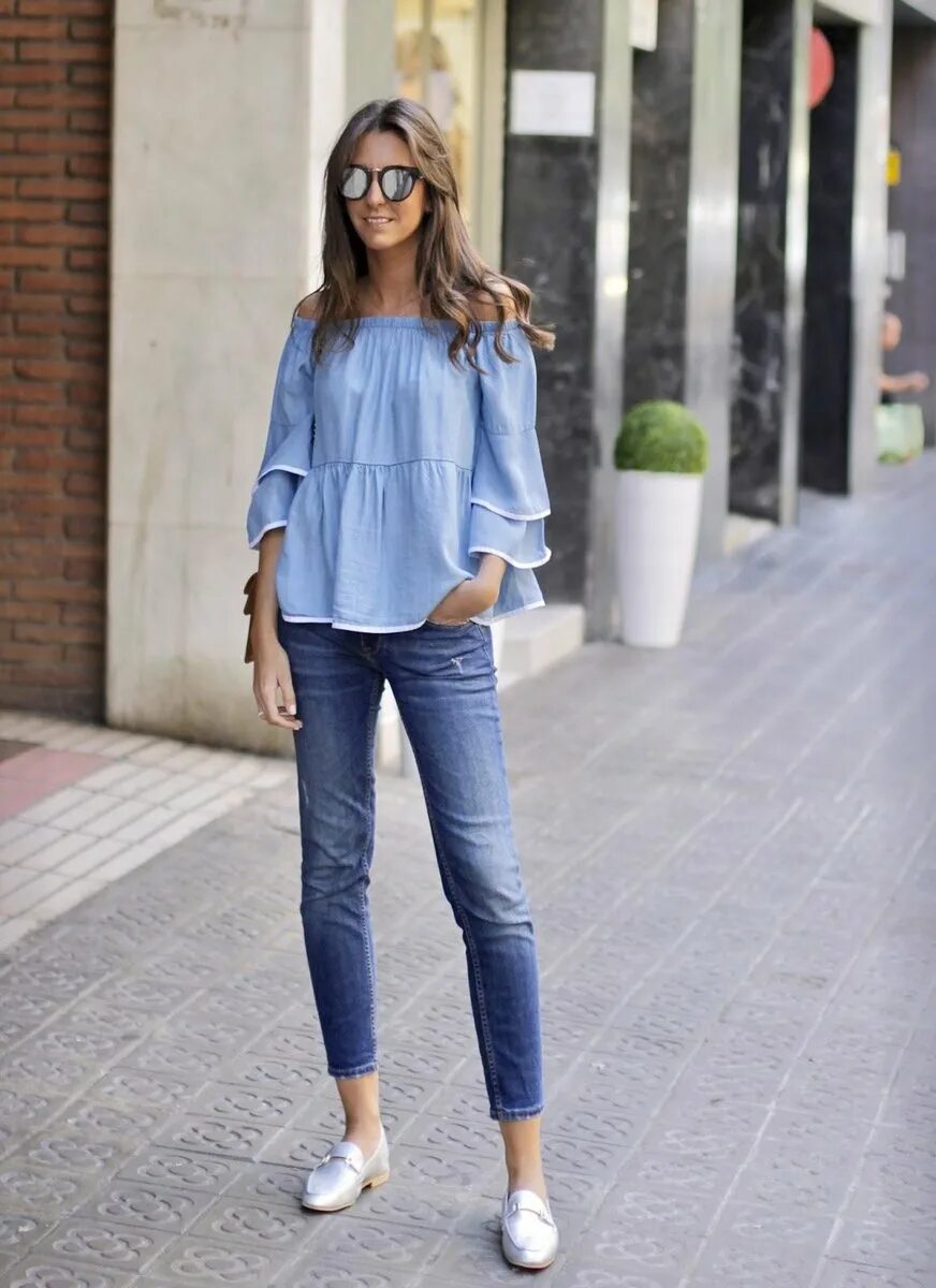 Julie sarinana 2021. одежда для девушек. повседневный стиль одежды с блузка. белая блузка с джинсами. белая блузка с джинсами.