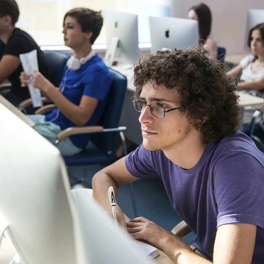 Программист веб дизайнер. Айти курсы. It курсы. Компьютерные системы и комплексы. Институт по программированию в москве.