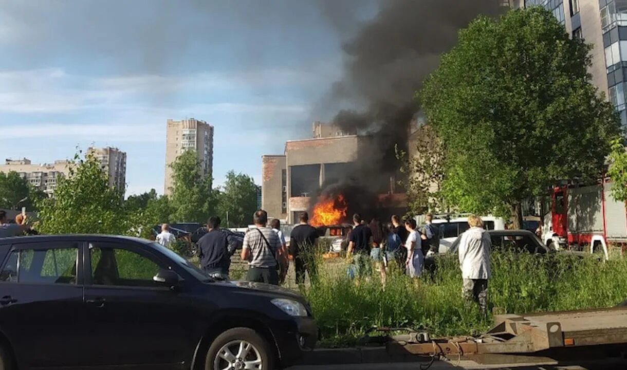 Новости чп санкт. В Санкт-Петербурге взорвалась машина. Взрыв машины в Санкт-Петербурге. В Питере взорвалась машина.