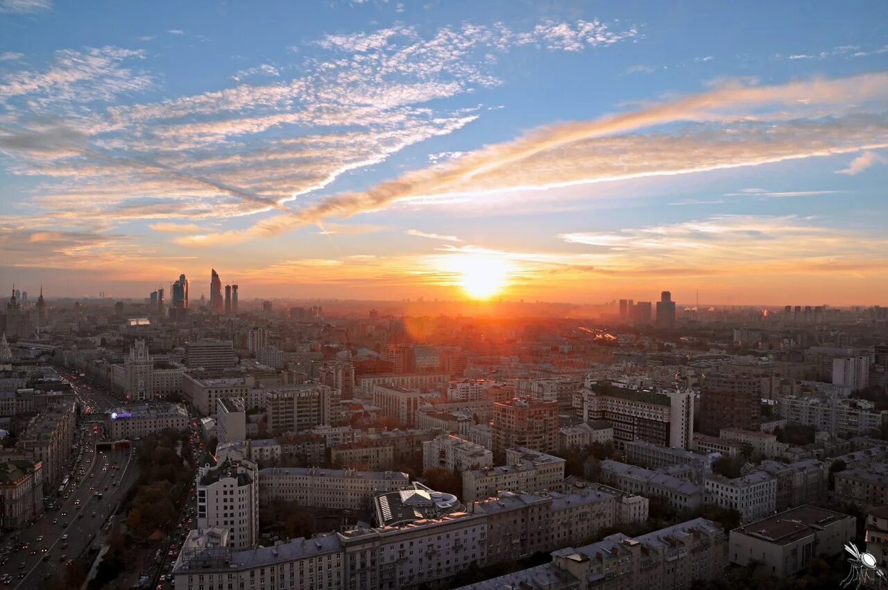 Доброе утро москва. Утро в Москве. Раннее утро в Москве. Вид на город рассвет. Рассвет над Москвой.