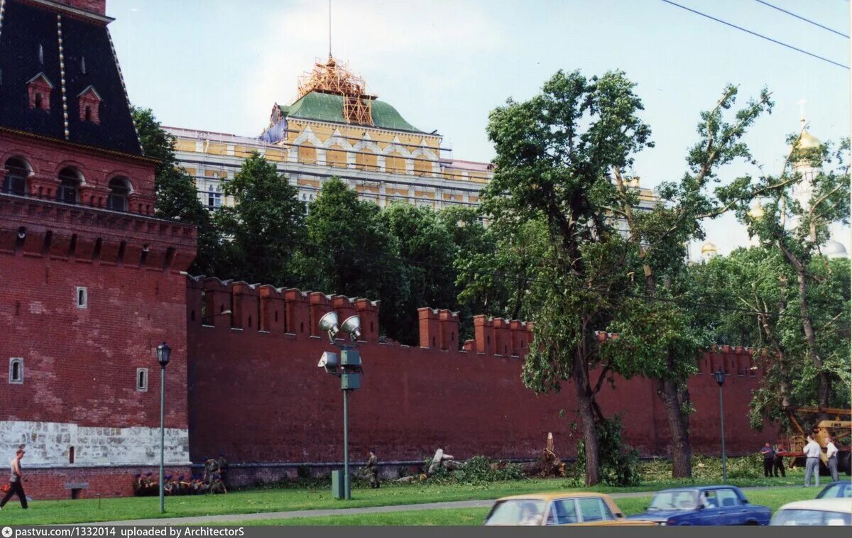 Ураган в Москве 1998. Ураган в Москве 1998 Кремль деревья. Ураган 1998 года в Москве Кремль. Кремль 1998 год.